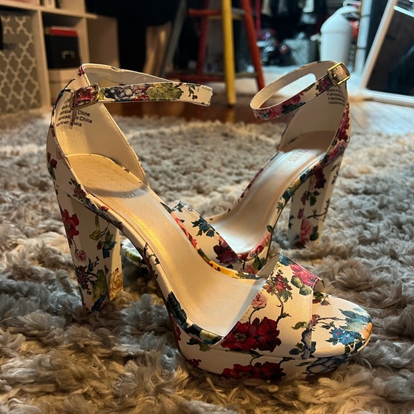 NEW!!! Flora 10M Platform Strappy Heels - Picture 5 of 7